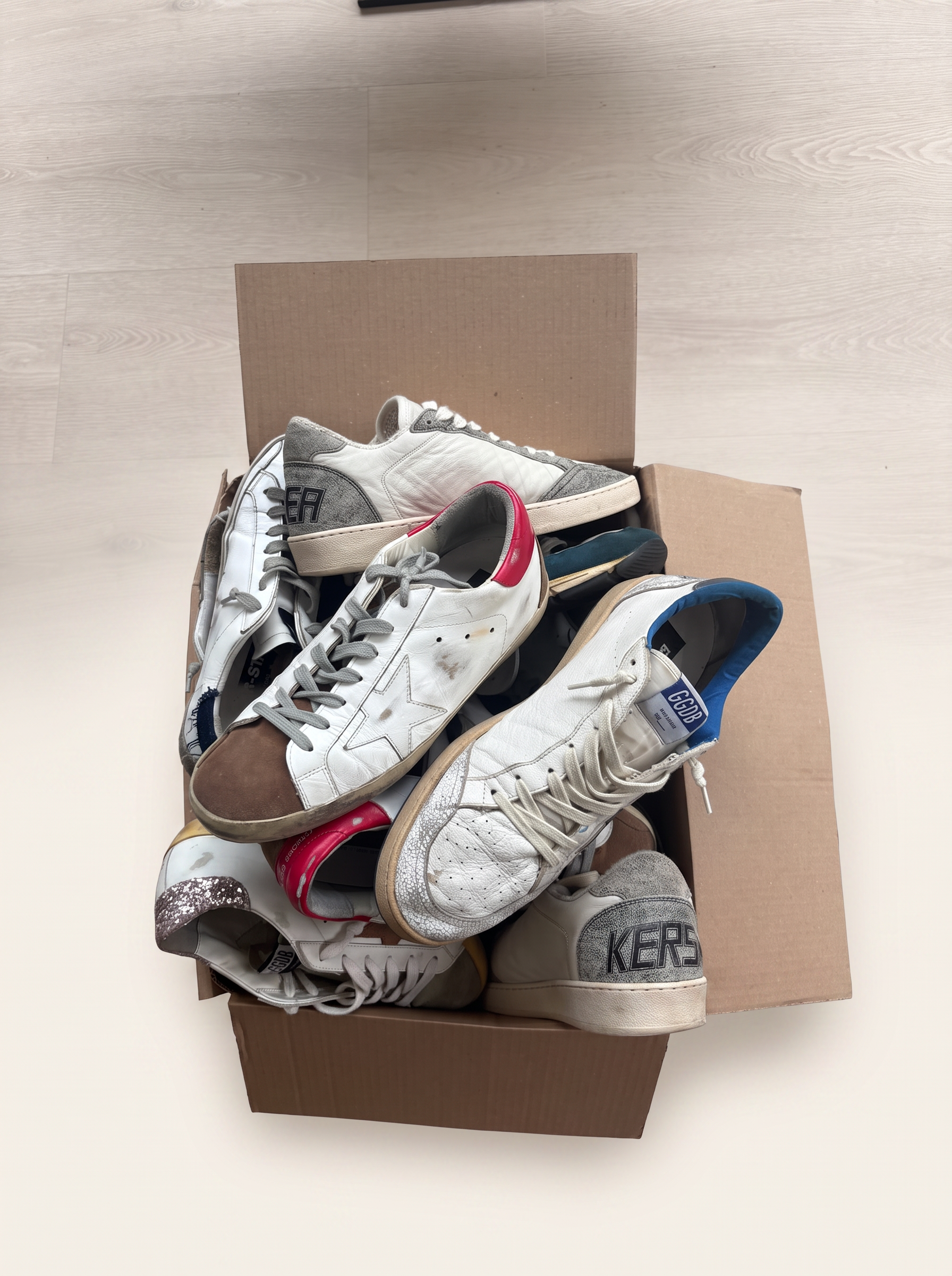 Doos vol Golden Goose sneakers klaar om verkocht te worden